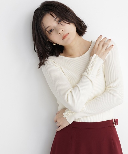 NATURAL BEAUTY BASIC（ナチュラルビューティーベーシック）の「フリルカフスプルオーバー（ニット/セーター・レディース・オレンジ系その他/オフホワイト/チャコールグレー・ﾌﾘ-）」の2枚目の写真