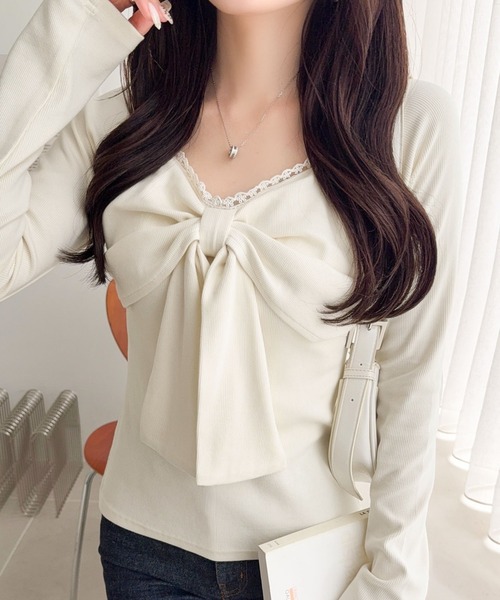 mily bilet（ミウィビレット）の「【mily bilet】一枚でときめく、主役級ビッグリボン×繊細レースで大人ガーリーに♪リボンレーストップス（長袖）（Tシャツ/カットソー・レディース・チャコール/バーガンディー/アイボリー・LARGE/MEDIUM/SMALL/X-LARGE）」の4枚目の写真