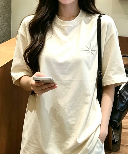 BLoomMe(ブルームミー)の「オーバーサイズ刺繍Tシャツ(Tシャツ/カットソー・レディース・ベージュ/ブラック・M/L)」の21枚目の写真