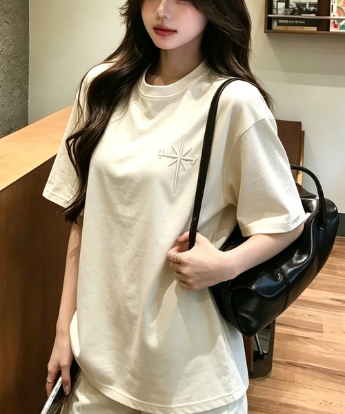 BLoomMe(ブルームミー)の「オーバーサイズ刺繍Tシャツ(Tシャツ/カットソー・レディース・ベージュ/ブラック・M/L)」の3枚目の写真