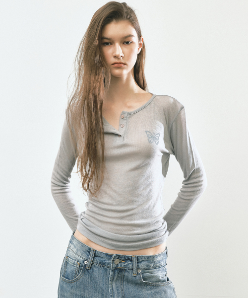 NICK&NICOLE(ニックアンドニコール)の「バタフライヘンリーネックスリーブトップ グレー(Tシャツ/カットソー・レディース・ライトグレー・FREE)」の2枚目の写真