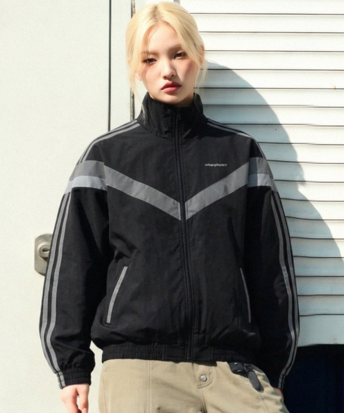 URBAN PLAYERS(アーバンプレイヤーズ)の「MARCO ウィンドブレーカー (ブラック)(ナイロンジャケット・レディース・その他・MEDIUM/LARGE)」の2枚目の写真