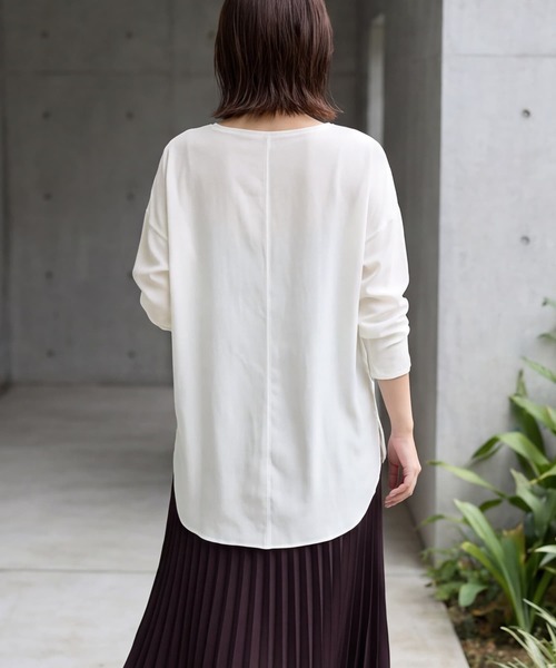 STYLE DELI(スタイルデリ)の「【selection】パウダリージョーゼット長袖ブラウスTシャツ(Tシャツ/カットソー・レディース・オフホワイト/ライトグレー・FREE)」の4枚目の写真