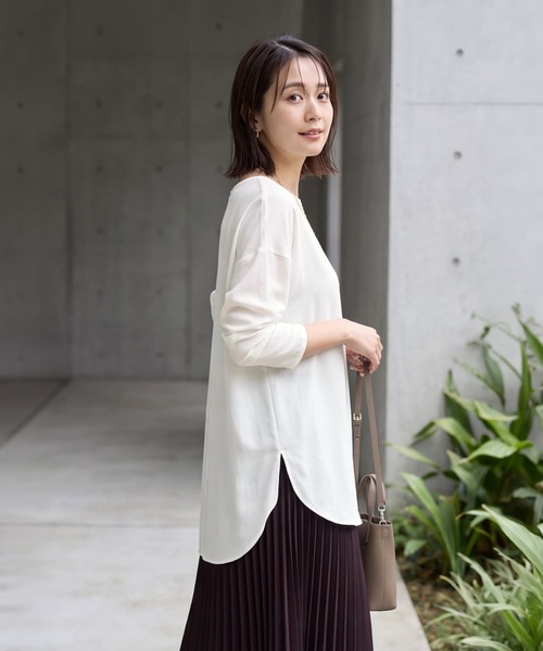 STYLE DELI(スタイルデリ)の「【selection】パウダリージョーゼット長袖ブラウスTシャツ(Tシャツ/カットソー・レディース・オフホワイト/ライトグレー・FREE)」の6枚目の写真