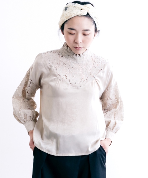 merlot plus(メルロープリュス)の「サテン×レース切替ハイネックブラウス7087(シャツ/ブラウス・レディース・グリーン/ブラック/ベージュ/アイボリー・FREE)」の3枚目の写真