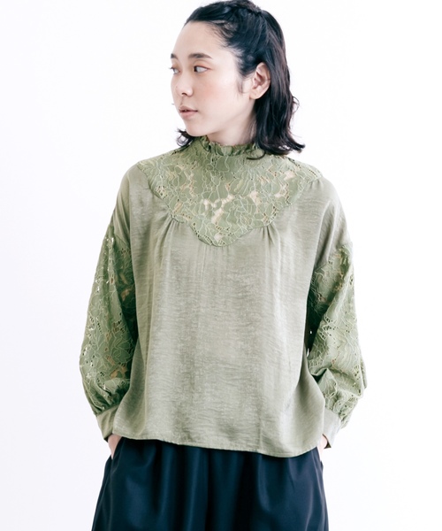 merlot plus(メルロープリュス)の「サテン×レース切替ハイネックブラウス7087(シャツ/ブラウス・レディース・グリーン/ブラック/ベージュ/アイボリー・FREE)」の4枚目の写真