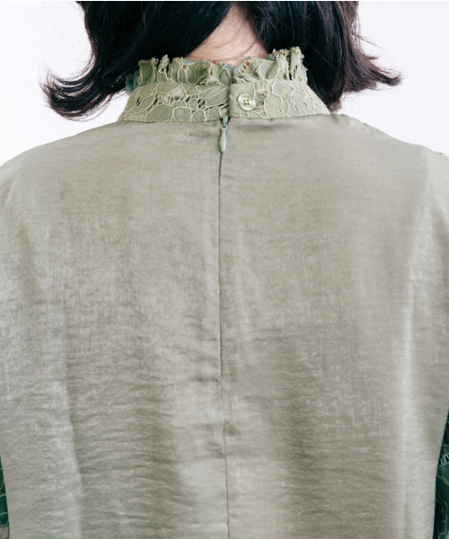merlot plus(メルロープリュス)の「サテン×レース切替ハイネックブラウス7087(シャツ/ブラウス・レディース・グリーン/ブラック/ベージュ/アイボリー・FREE)」の7枚目の写真