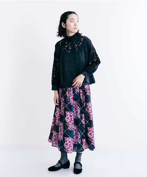 merlot plus(メルロープリュス)の「サテン×レース切替ハイネックブラウス7087(シャツ/ブラウス・レディース・グリーン/ブラック/ベージュ/アイボリー・FREE)」の9枚目の写真