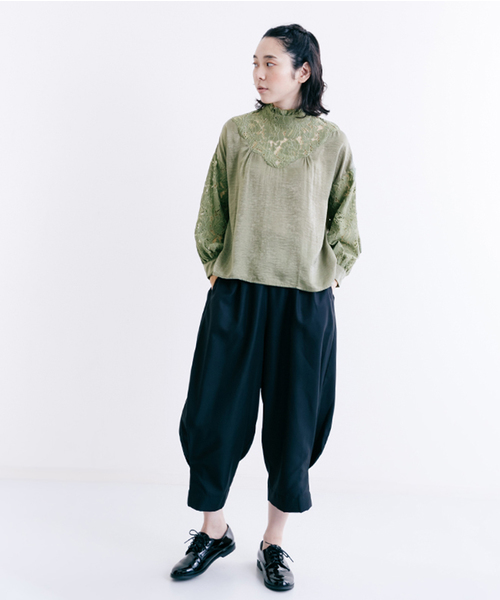 merlot plus(メルロープリュス)の「サテン×レース切替ハイネックブラウス7087(シャツ/ブラウス・レディース・グリーン/ブラック/ベージュ/アイボリー・FREE)」の6枚目の写真