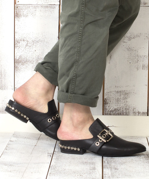 Jeffrey Campbell（ジェフリーキャンベル）の「ベルト付きミュールシューズ（その他シューズ・レディース・ブラック/ホワイト×ブラック・36/37/38/35/39）」の2枚目の写真