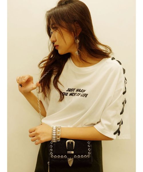 EVRIS（エヴリス）の「ショルダーレースアップBIG Tシャツ（Tシャツ/カットソー・レディース・ホワイト/ブラック/その他1・FREE）」の2枚目の写真