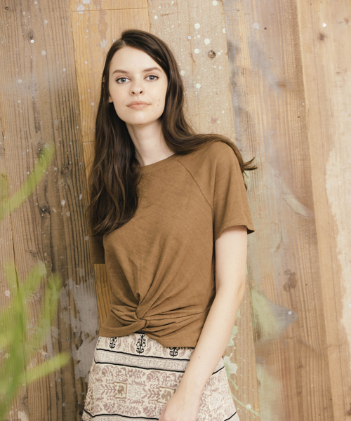 six voma(シックスヴォーマ)の「six voma ( シックスヴォーマ )/ウエストツイスト 半袖Tシャツ Waist Twist T-Shirt SV-16205(Tシャツ/カットソー・レディース・ホワイト/イエロー/キャメル/ブラック・FREE)」の4枚目の写真