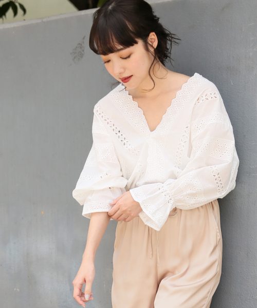 LOWRYS FARM（ローリーズファーム）の「スカラップレースブラウス　831172（シャツ/ブラウス・レディース・ブラック/オフホワイト/グリーン/ベージュ・FREE）」の2枚目の写真