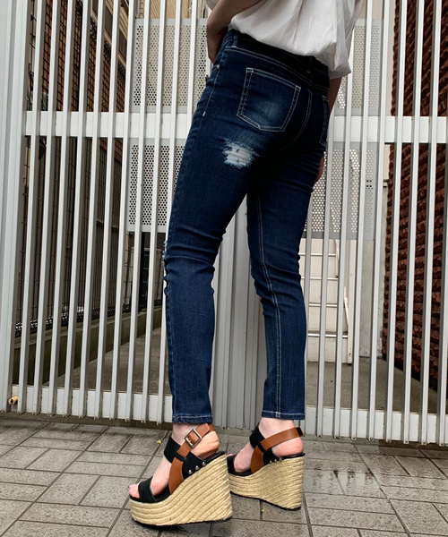 ENVYM（アンビー）の「ＪＵＳＴ ＷＡＩＳＴ ダメージＳＫＩＮＮＹ（デニムパンツ・レディース・ブルー・M/S）」の6枚目の写真