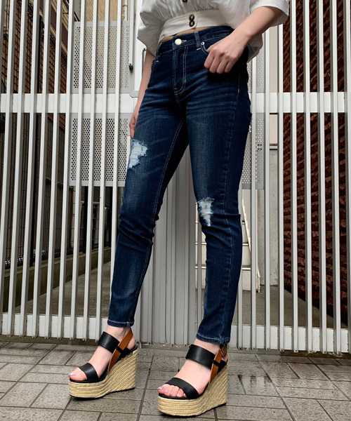 ENVYM（アンビー）の「ＪＵＳＴ ＷＡＩＳＴ ダメージＳＫＩＮＮＹ（デニムパンツ・レディース・ブルー・M/S）」の4枚目の写真