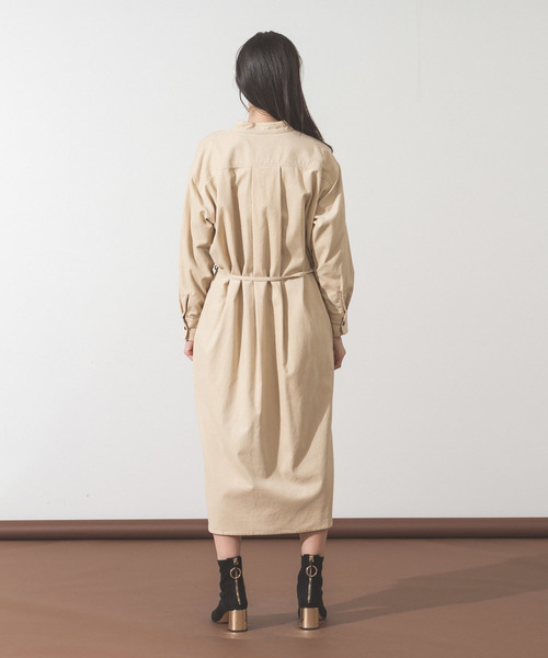 ALLUMER（アリュメール）の「コーデュロイシャツドレス（シャツワンピース・レディース・ブラック/ベージュ/カーキ・1）」の7枚目の写真