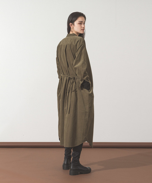 ALLUMER（アリュメール）の「コーデュロイシャツドレス（シャツワンピース・レディース・ブラック/ベージュ/カーキ・1）」の9枚目の写真