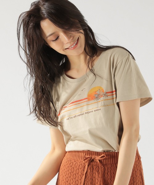 BAYFLOW(ベイフロー)の「カリフォルニアコットン アソートアートTシャツ(Tシャツ/カットソー・レディース・ホワイト/ベージュ/チャコール・SMALL/MEDIUM)」の1枚目の写真