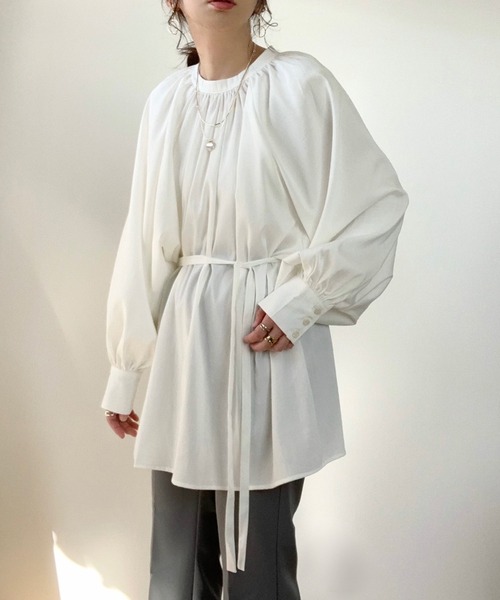 Bonjour Sagan(ボンジュールサガン)の「WEARISTA maiko × Bonjour Sagan ボリュームスリーブ 4WAYハイネックデザインブラウス(チュニック・レディース・ブラック/ベージュ/オフホワイト・FREE)」の4枚目の写真