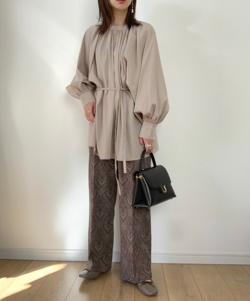 Bonjour Sagan(ボンジュールサガン)の「WEARISTA maiko × Bonjour Sagan ボリュームスリーブ 4WAYハイネックデザインブラウス(チュニック・レディース・ブラック/ベージュ/オフホワイト・FREE)」の17枚目の写真