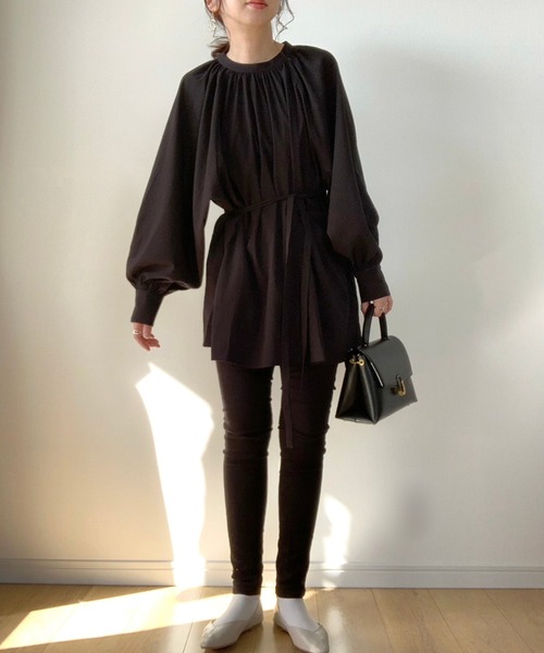 Bonjour Sagan(ボンジュールサガン)の「WEARISTA maiko × Bonjour Sagan ボリュームスリーブ 4WAYハイネックデザインブラウス(チュニック・レディース・ブラック/ベージュ/オフホワイト・FREE)」の13枚目の写真