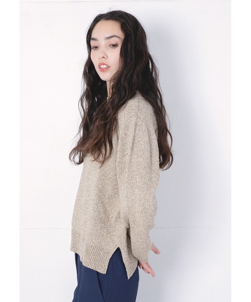 HUGO(ヒューゴ)の「ドロップショルダー モックネック トップ(ニット/セーター・レディース・ベージュ・S/M/XS/L)」の3枚目の写真