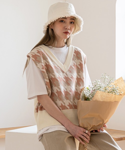 UNE MANSION(ユヌマンション)の「ハウンドトゥースチェック配色ニットベスト(ベスト・レディース・アイボリー/イエロー/オリーブ・FREE)」の1枚目の写真