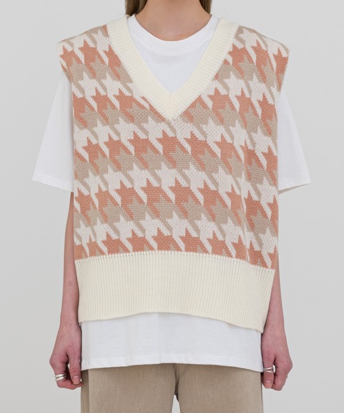 UNE MANSION(ユヌマンション)の「ハウンドトゥースチェック配色ニットベスト(ベスト・レディース・アイボリー/イエロー/オリーブ・FREE)」の11枚目の写真