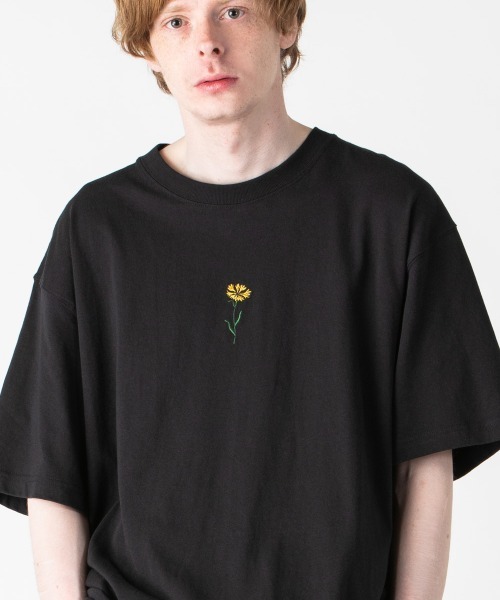 rehacer(レアセル)の「rehcaer : Belief Flower on Wide Body / ビリーフフラワー オン ワイドボディー(Tシャツ/カットソー・メンズ・ホワイト/ブラック/オリーブ・SMALL/MEDIUM/LARGE/X-LARGE)」の1枚目の写真