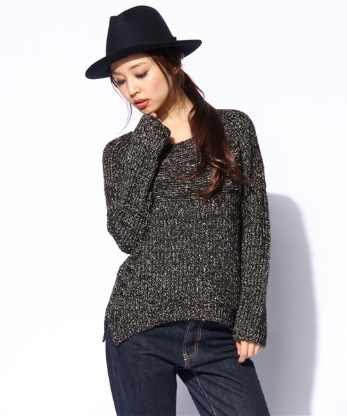 AZUL ENCANTO(アズールエンカント)の「ラメノット起毛オフショル片畦NPO(ニット/セーター・レディース・ブラック系その他/ホワイト系その他・SMALL/MEDIUM/LARGE)」の1枚目の写真