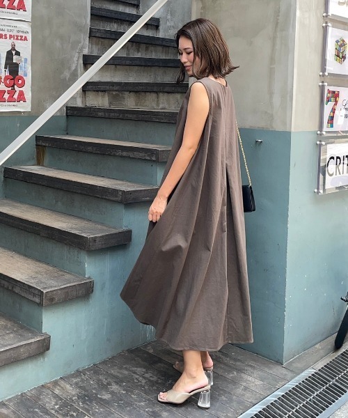 AZUL ENCANTO（アズールエンカント）の「リネンライクフレアノースリワンピース（ワンピース・レディース・ブラック/ベージュ/ブラウン/アイボリー・FREE）」の4枚目の写真