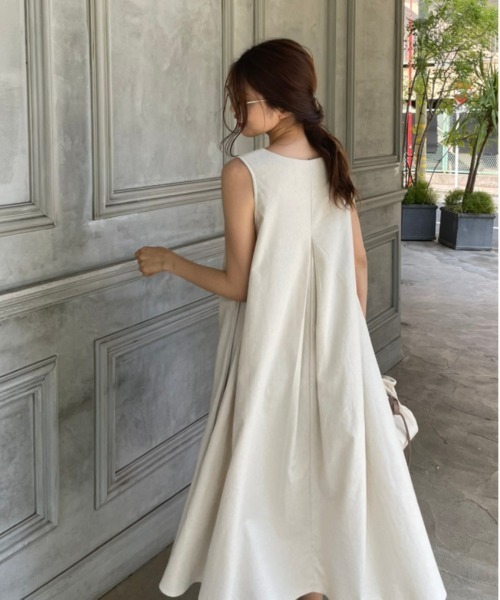 AZUL ENCANTO（アズールエンカント）の「リネンライクフレアノースリワンピース（ワンピース・レディース・ブラック/ベージュ/ブラウン/アイボリー・FREE）」の2枚目の写真