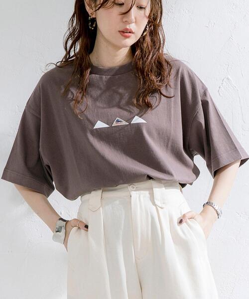 KELTY（ケルティ）の「【WEB限定カラー】KELTY（ケルティ）別注トリプルサンカクバックプリントTシャツ#（Tシャツ/カットソー・レディース・ブラック/ベージュ/パープル/オフホワイト/オリーブ/マスタード/モカ/ナチュラル/コバルトブルー・MEDIUM/LARGE）」の3枚目の写真
