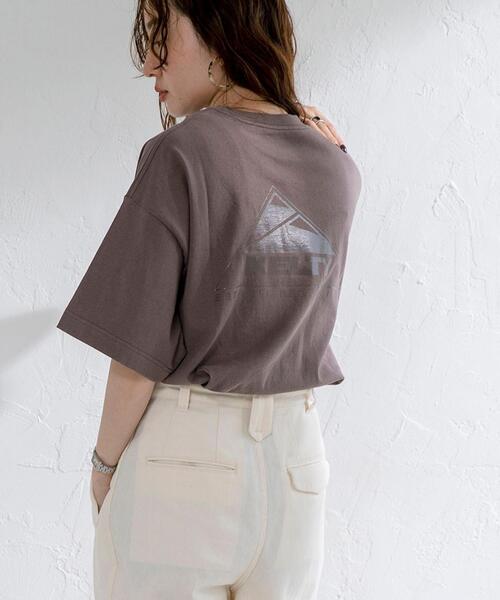 KELTY（ケルティ）の「【WEB限定カラー】KELTY（ケルティ）別注トリプルサンカクバックプリントTシャツ#（Tシャツ/カットソー・レディース・ブラック/ベージュ/パープル/オフホワイト/オリーブ/マスタード/モカ/ナチュラル/コバルトブルー・MEDIUM/LARGE）」の12枚目の写真