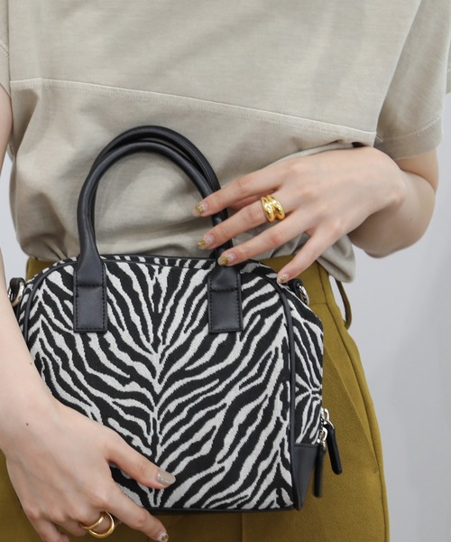 RAY CASSIN（レイカズン）の「スクエアボストンバッグ（ボストンバッグ・レディース・シルバー/ブラック系/ブラウン系・FREE）」の4枚目の写真