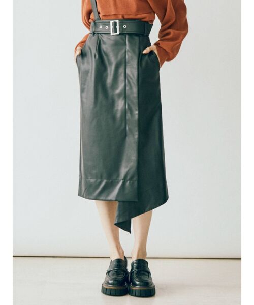 EVRIS(エヴリス)の「アシメレザーライクミディスカート(スカート・レディース・アイボリー/ブラック・SMALL/MEDIUM)」の2枚目の写真