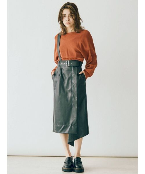 EVRIS(エヴリス)の「アシメレザーライクミディスカート(スカート・レディース・アイボリー/ブラック・SMALL/MEDIUM)」の5枚目の写真