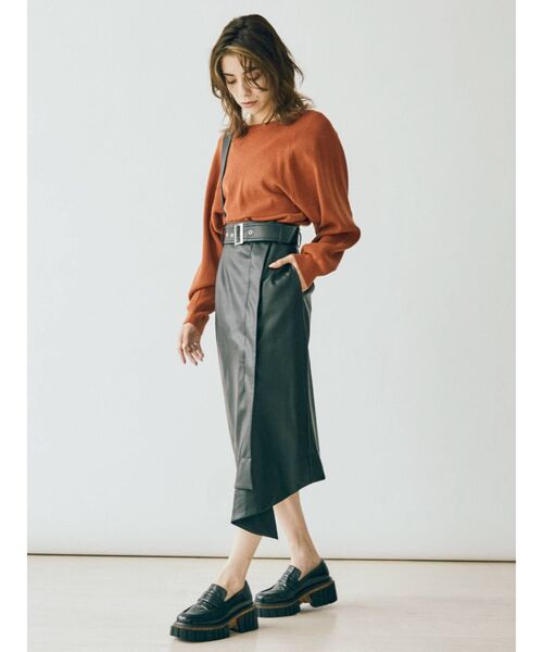 EVRIS(エヴリス)の「アシメレザーライクミディスカート(スカート・レディース・アイボリー/ブラック・SMALL/MEDIUM)」の6枚目の写真