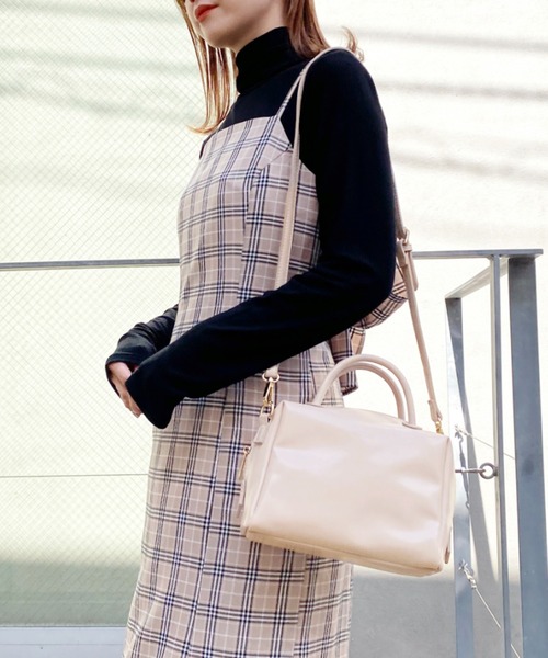 one after another NICE CLAUP（ワンアフターアナザーナイスクラップ）の「チューブハンドルスクエアミニバッグ（ショルダーバッグ・レディース・ダークブラウン/アイボリー/ピンク・FREE）」の2枚目の写真