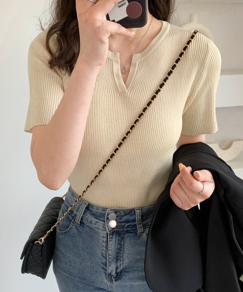 Diosfront(ディオスフロント)の「華奢見せ叶える!キーネックリブニット(ニット/セーター・レディース・ホワイト/ブラック/ベージュ/グリーン/ネイビー/ブルーグレー/グレイッシュベージュ/マスタード・FREE)」の5枚目の写真