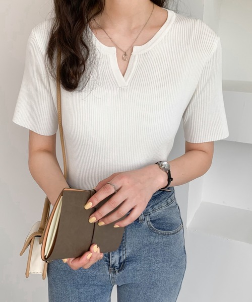 Diosfront(ディオスフロント)の「華奢見せ叶える!キーネックリブニット(ニット/セーター・レディース・ホワイト/ブラック/ベージュ/グリーン/ネイビー/ブルーグレー/グレイッシュベージュ/マスタード・FREE)」の11枚目の写真