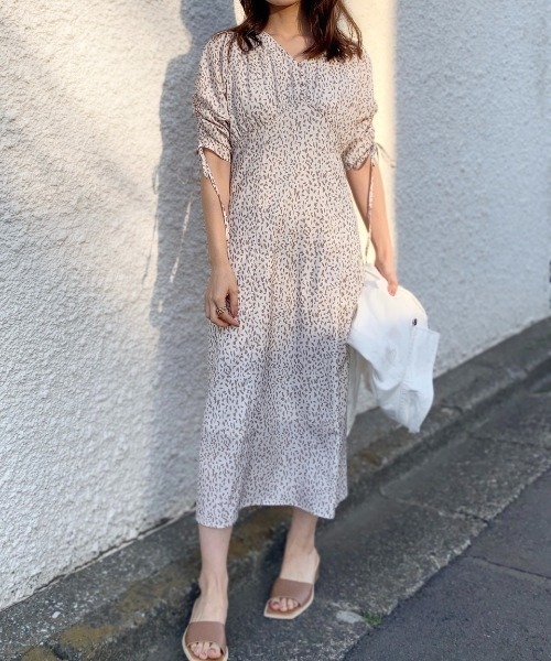 Brownie（ブラウニー）の「Brownie BACKレースアップ ドロストスリーブワンピース（ワンピース・レディース・ホワイト/ブラック/ベージュ・FREE）」の2枚目の写真