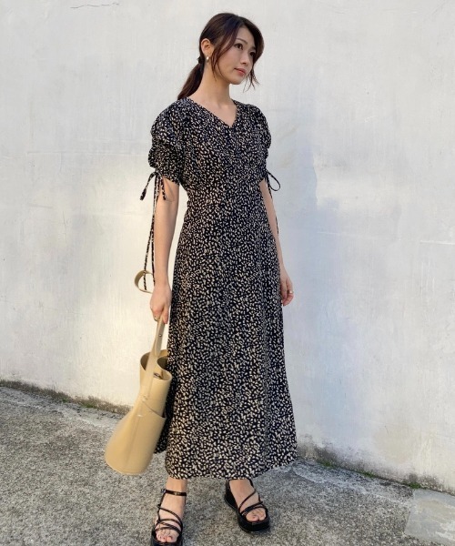 Brownie（ブラウニー）の「Brownie BACKレースアップ ドロストスリーブワンピース（ワンピース・レディース・ホワイト/ブラック/ベージュ・FREE）」の3枚目の写真