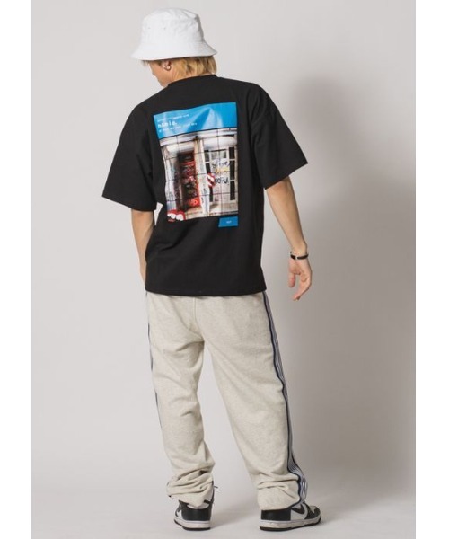 RE730（アールイーセブンサーティー）の「RE730 かくれんぼしているなみおくん　半袖ビッグシルエットTシャツ（Tシャツ/カットソー・メンズ・オフホワイト/ブラック・MEDIUM/LARGE/X-LARGE）」の4枚目の写真