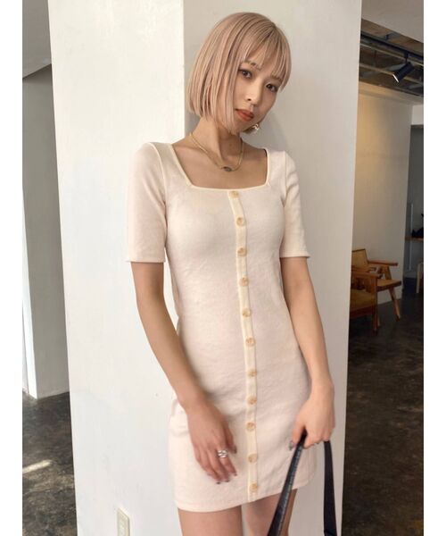 EMODA（エモダ）の「バックオープンボタンワンピース（ワンピース・レディース・ブラック/グレー/ブルー/アイボリー・FREE）」の2枚目の写真