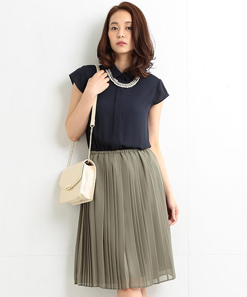 BEAMS LIGHTS Women's（ビームスライツ ウィメンズ）の「BEAMS LIGHTS / 配色プリーツワンピース（ワンピース・レディース・ベージュ/オリーブ/ネイビー・36/38）」の2枚目の写真