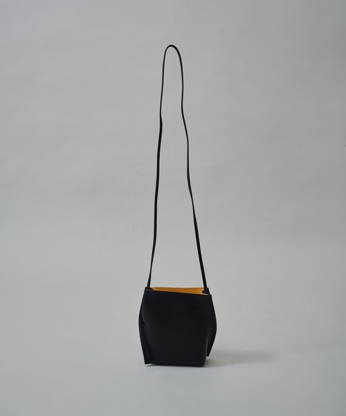 Courtney Orla(コートニーオーラ)の「【Courtney Orla/(コートニーオーラ)】SLOPE TOTE MINI/スロープトートミニ(ショルダーバッグ・レディース・ブラック・FREE)」の2枚目の写真