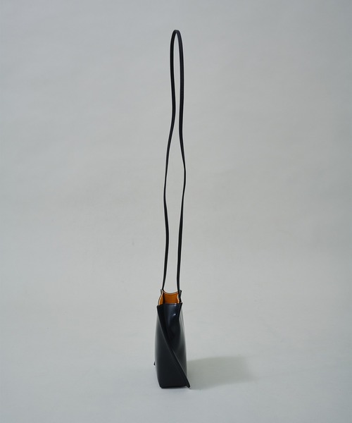 Courtney Orla(コートニーオーラ)の「【Courtney Orla/(コートニーオーラ)】SLOPE TOTE MINI/スロープトートミニ(ショルダーバッグ・レディース・ブラック・FREE)」の11枚目の写真