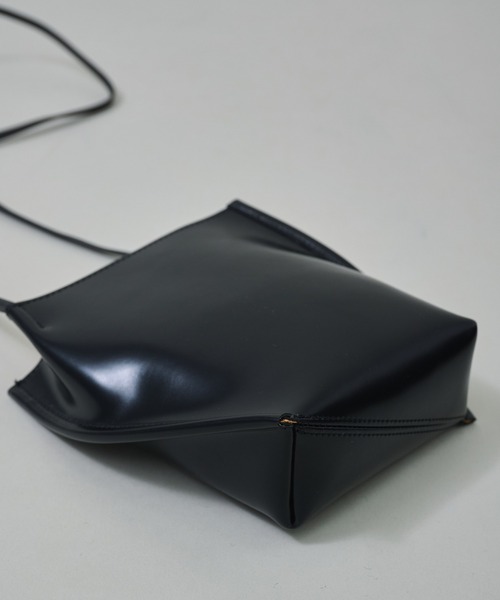 Courtney Orla(コートニーオーラ)の「【Courtney Orla/(コートニーオーラ)】SLOPE TOTE MINI/スロープトートミニ(ショルダーバッグ・レディース・ブラック・FREE)」の3枚目の写真