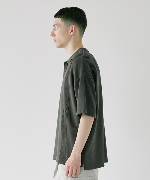 CITY TOKYO（シティトウキョウ）の「スキッパーリラックス半袖ニットポロシャツ（ポロシャツ・メンズ・ダークグレー/マスタード/ライトグレー・1/2）」の19枚目の写真